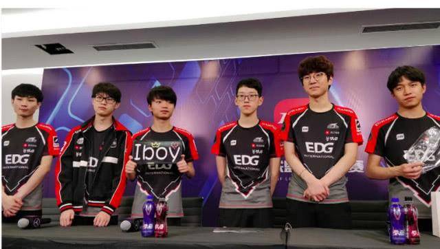 绪在一个晚 绪在一个晚